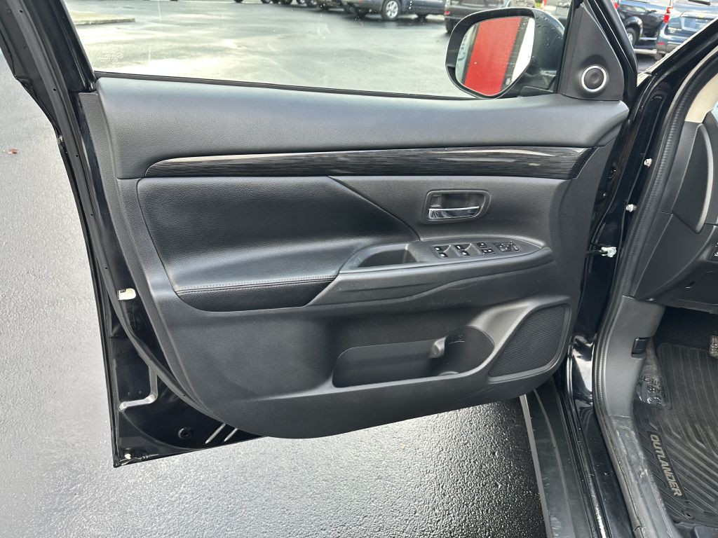 2017 Mitsubishi Outlander Image 22