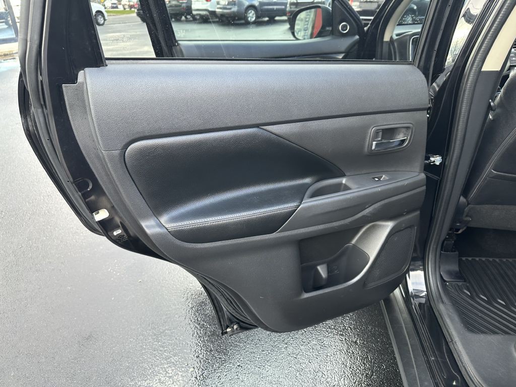 2017 Mitsubishi Outlander Image 23