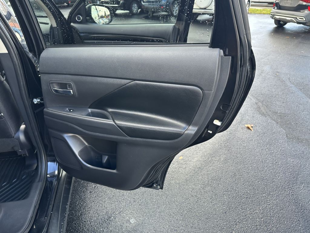 2017 Mitsubishi Outlander Image 30