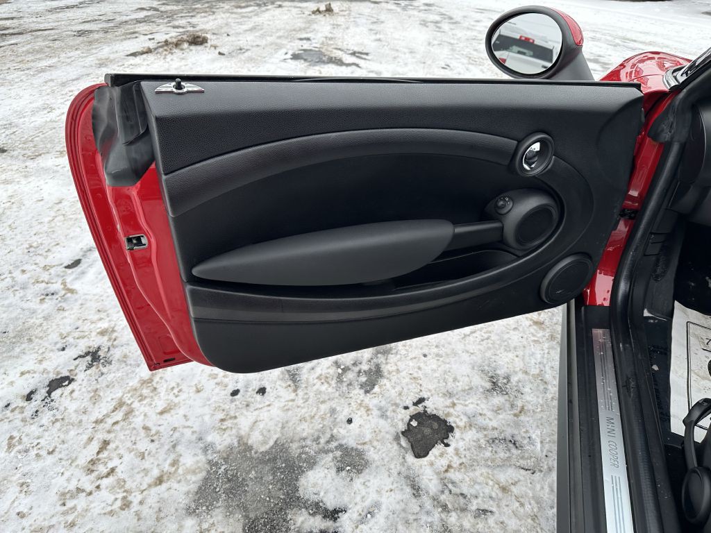 2013 MINI Cooper Image 16