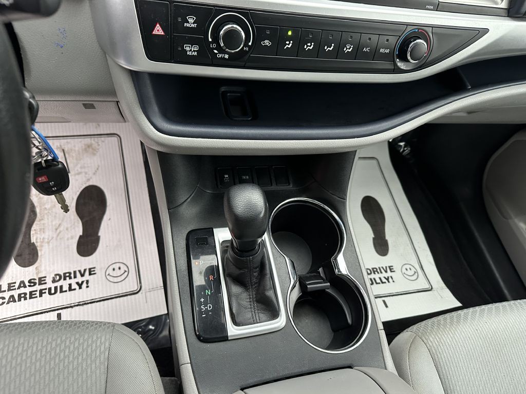 2017 Toyota Highlander Image 19