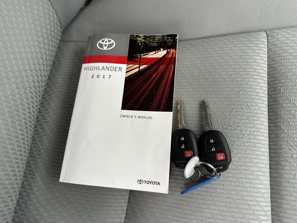 2017 Toyota Highlander Image 27