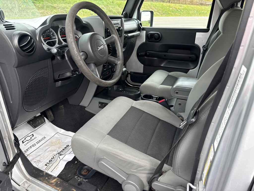 2010 Jeep Wrangler Unlimited Image 2