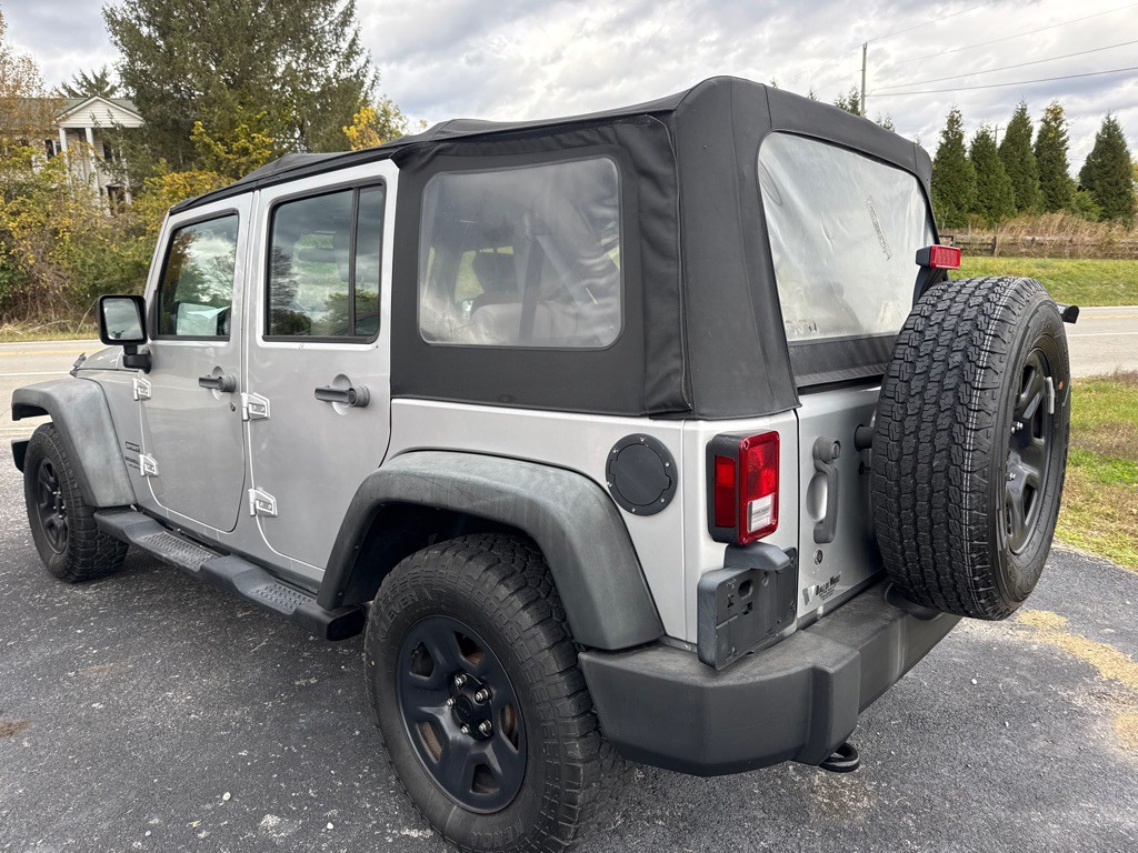 2010 Jeep Wrangler Unlimited Image 3