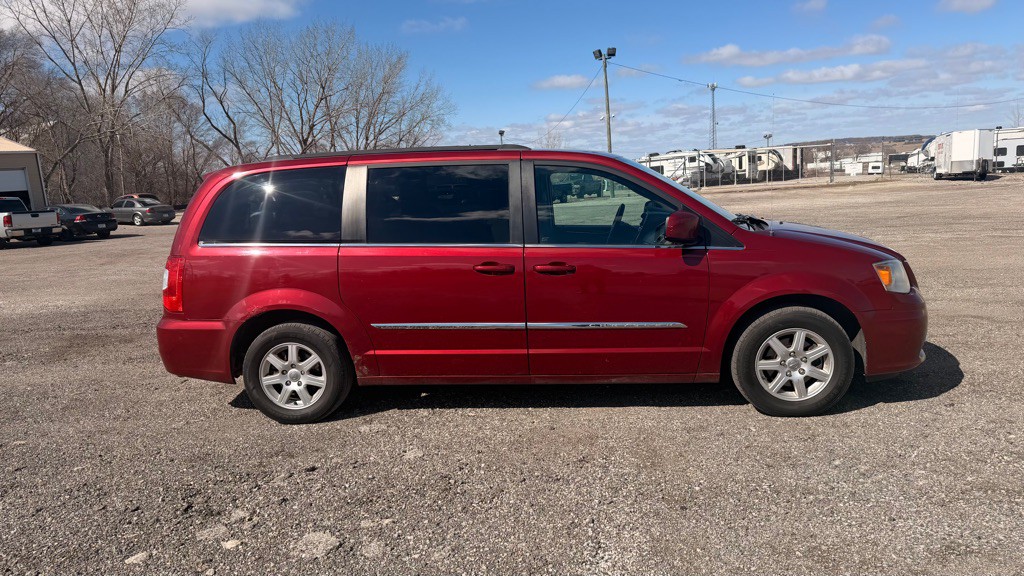 2011 Chrysler Town & Country Image 2