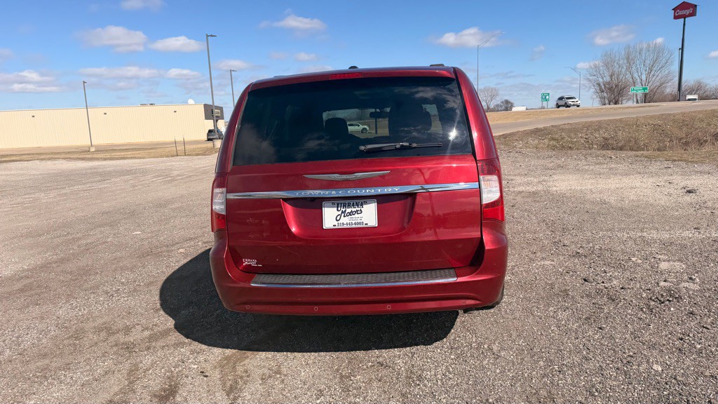 2011 Chrysler Town & Country Image 4