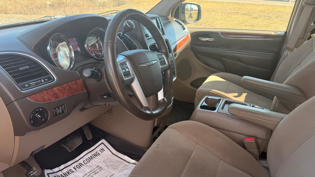 2011 Chrysler Town & Country Image 10