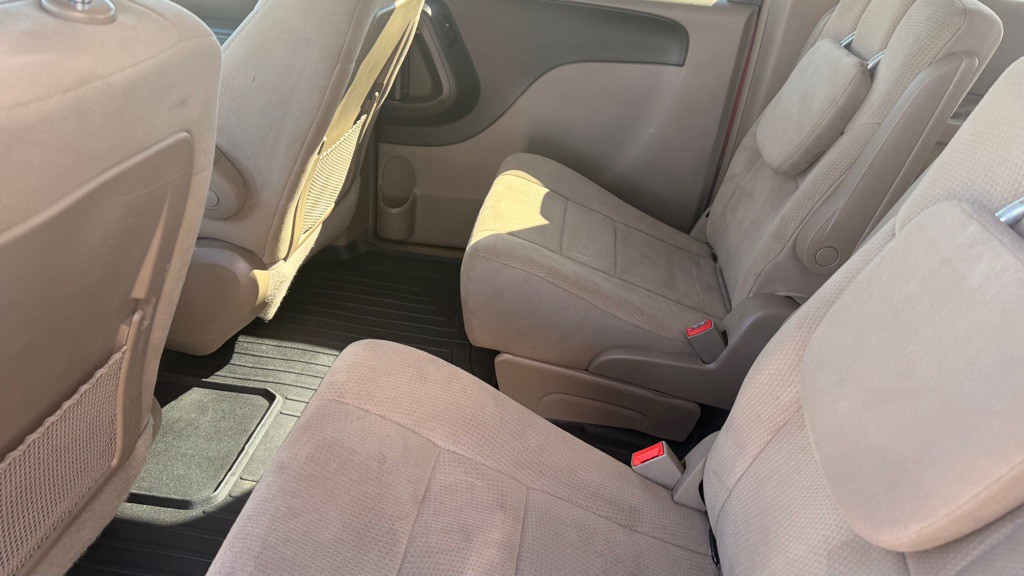 2011 Chrysler Town & Country Image 11