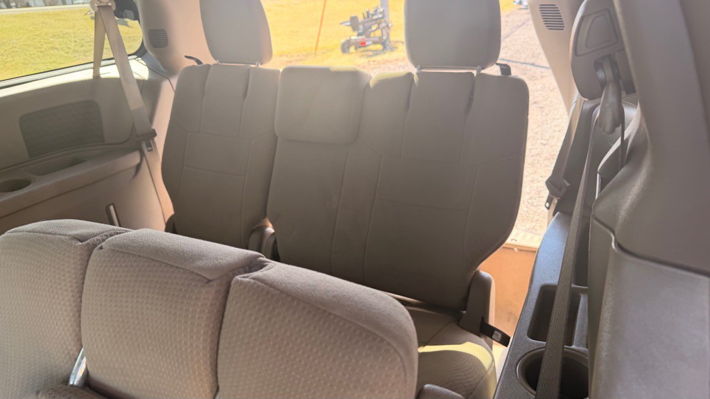 2011 Chrysler Town & Country Image 12