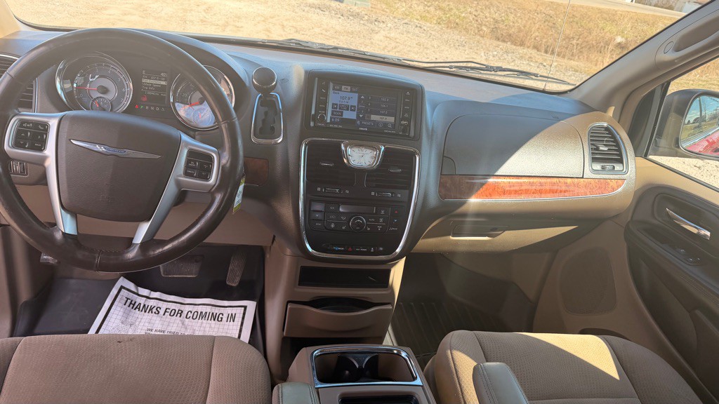 2011 Chrysler Town & Country Image 13