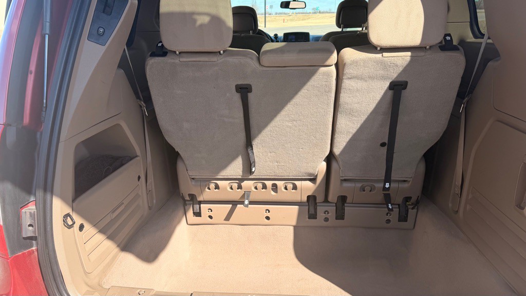 2011 Chrysler Town & Country Image 14