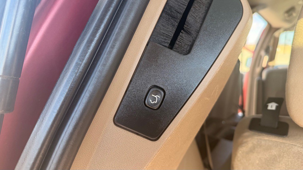 2011 Chrysler Town & Country Image 15