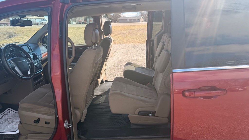 2011 Chrysler Town & Country Image 16