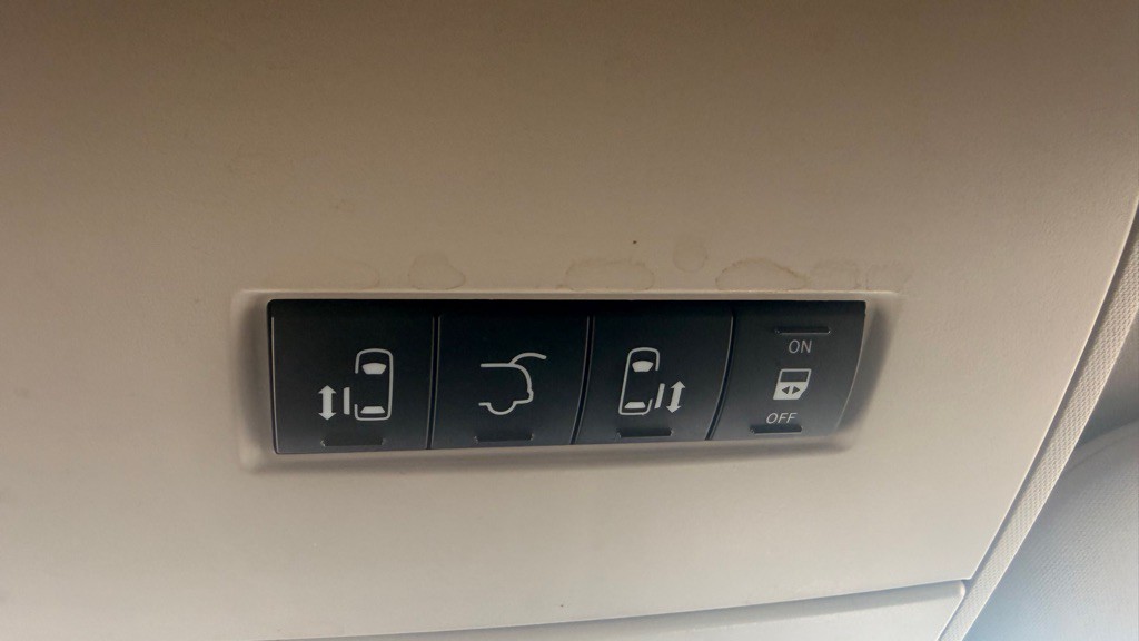 2011 Chrysler Town & Country Image 17