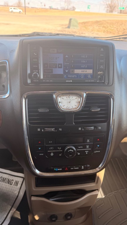 2011 Chrysler Town & Country Image 18