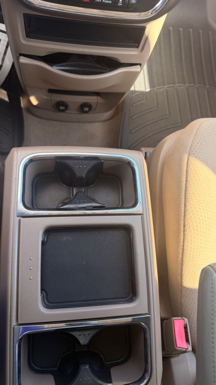 2011 Chrysler Town & Country Image 19