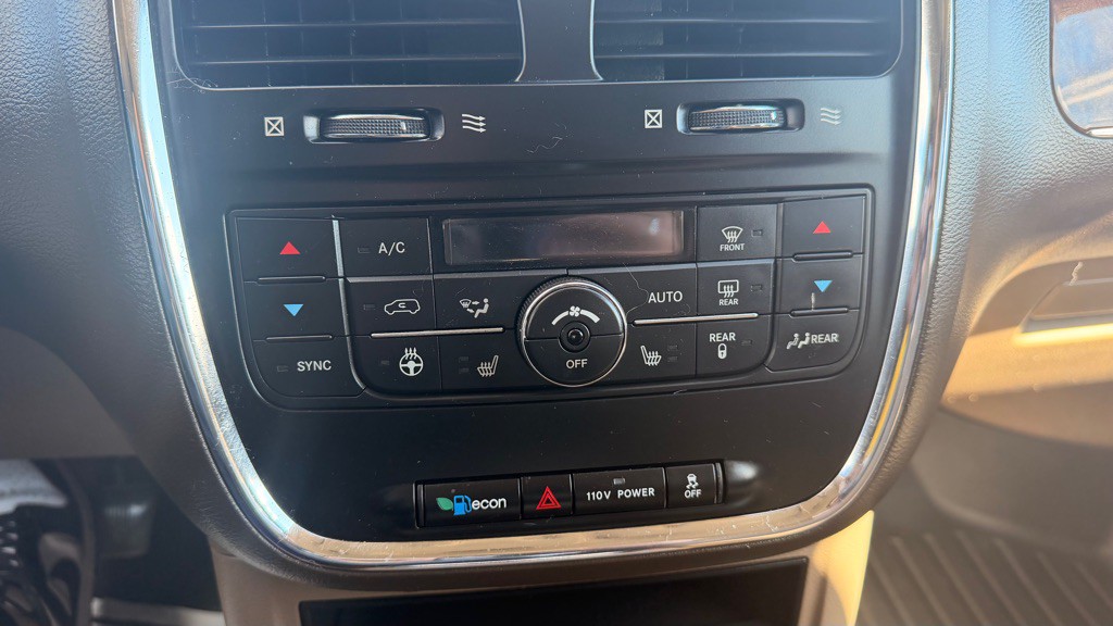 2011 Chrysler Town & Country Image 21