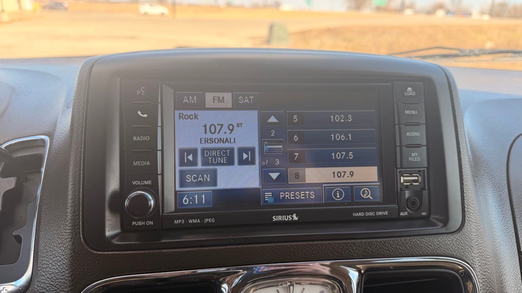 2011 Chrysler Town & Country Image 22