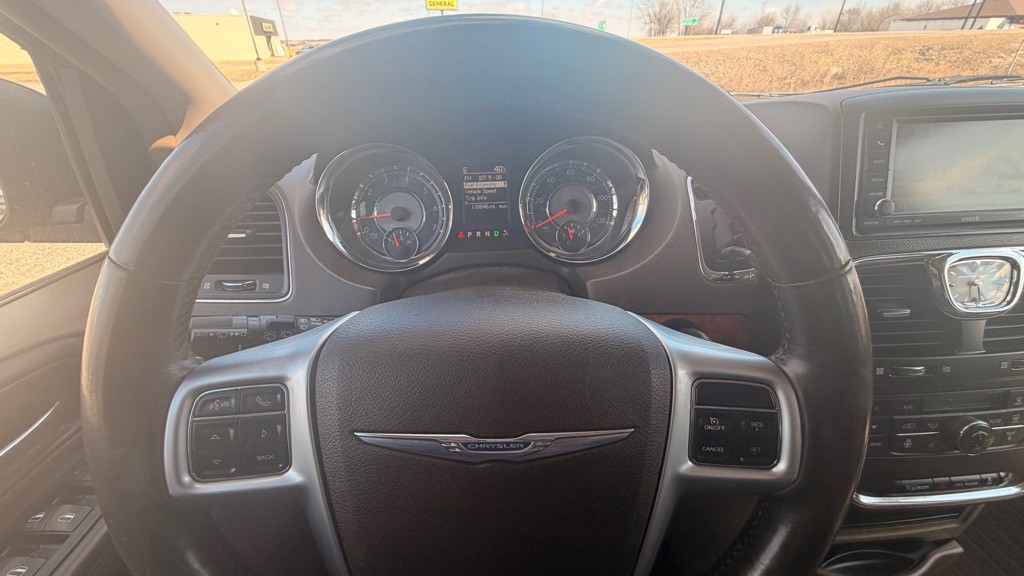 2011 Chrysler Town & Country Image 24