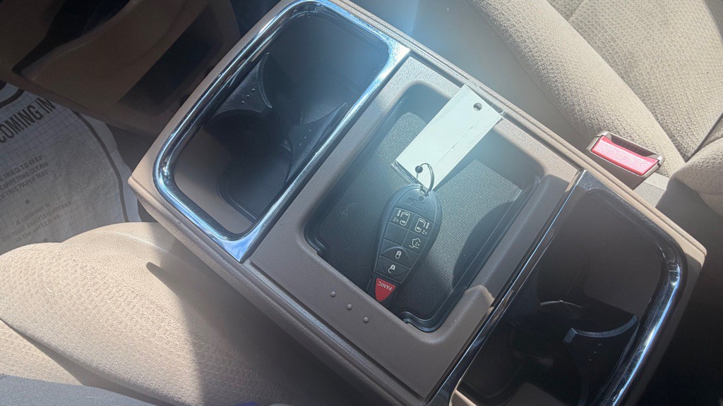 2011 Chrysler Town & Country Image 25