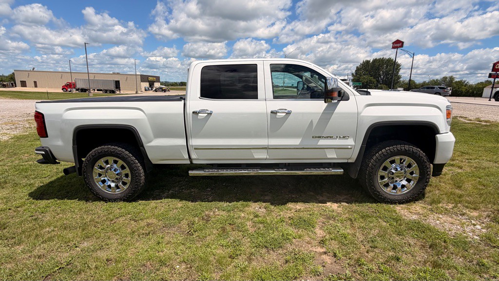 2015 GMC Sierra Image 2