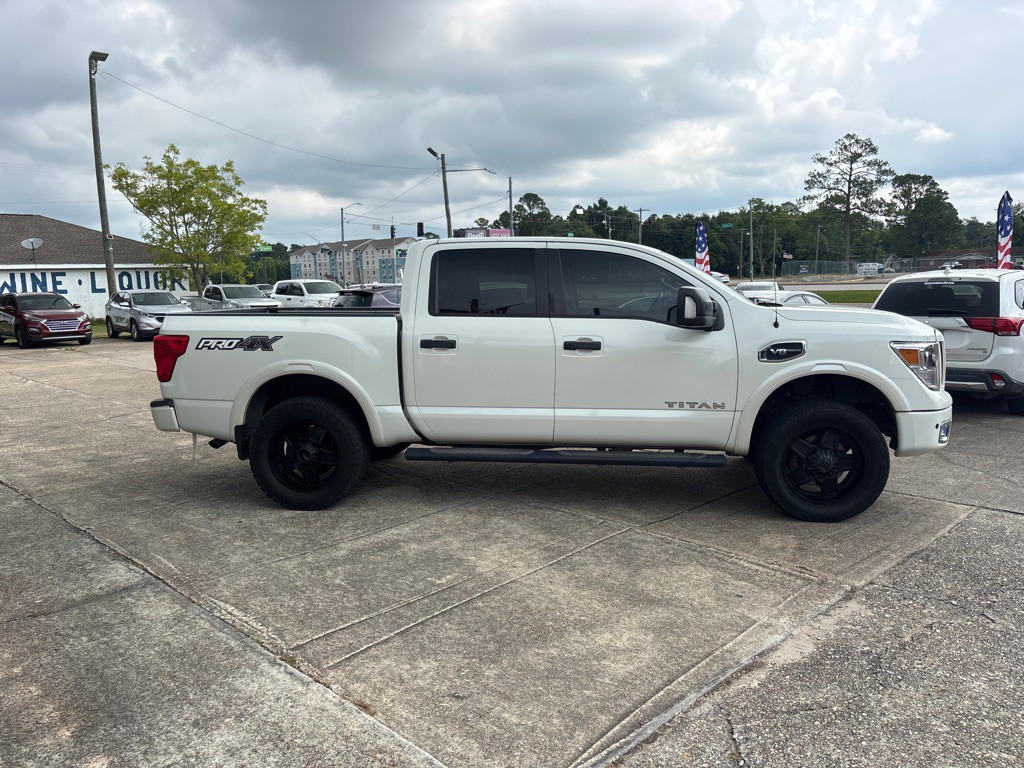 2017 Nissan Titan Image 6