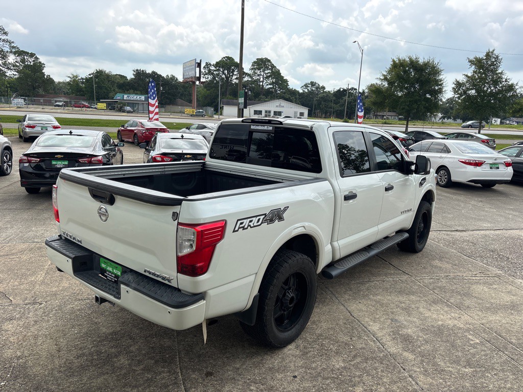 2017 Nissan Titan Image 7