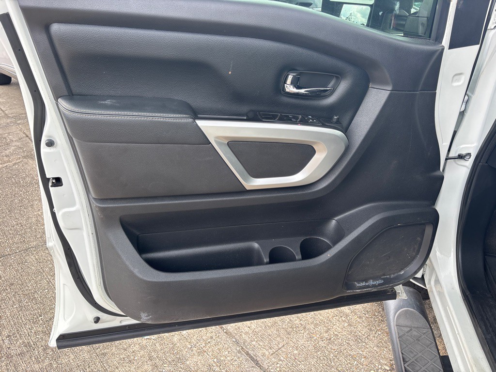 2017 Nissan Titan Image 10
