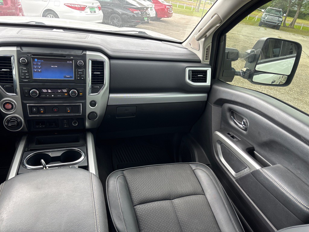 2017 Nissan Titan Image 16