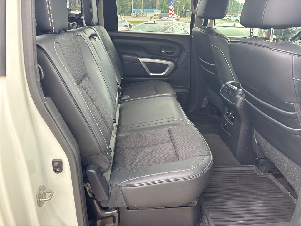 2017 Nissan Titan Image 18
