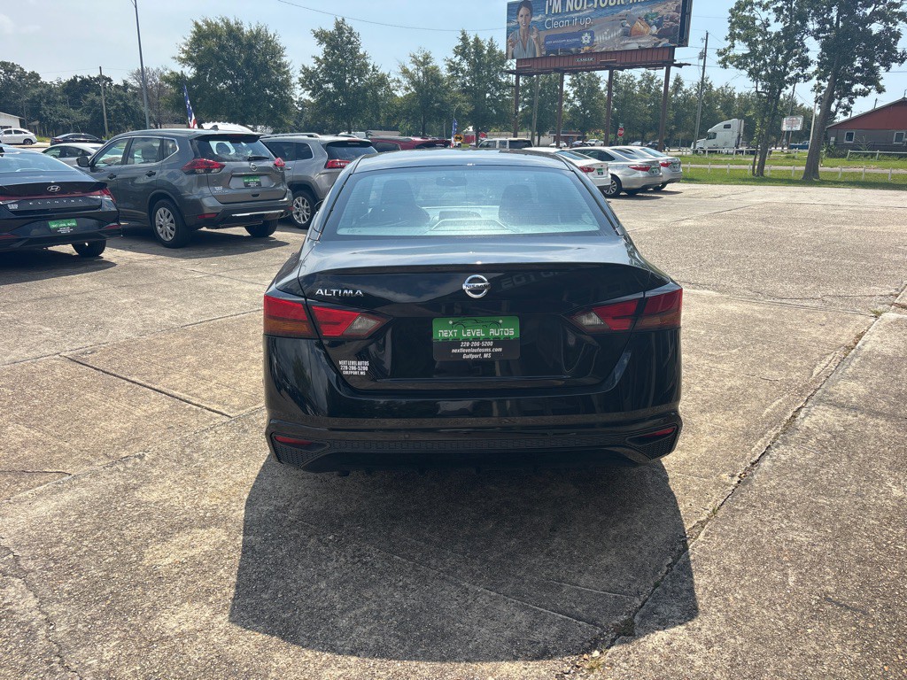 2021 Nissan Altima Image 8