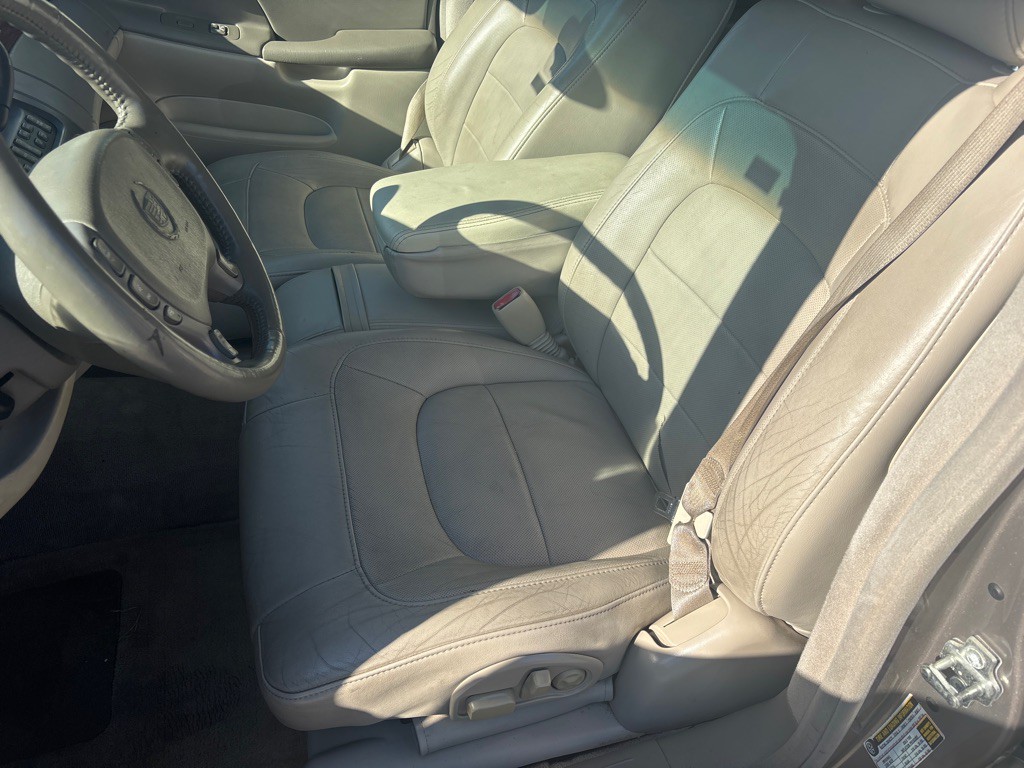 2004 Cadillac DeVille Image 11