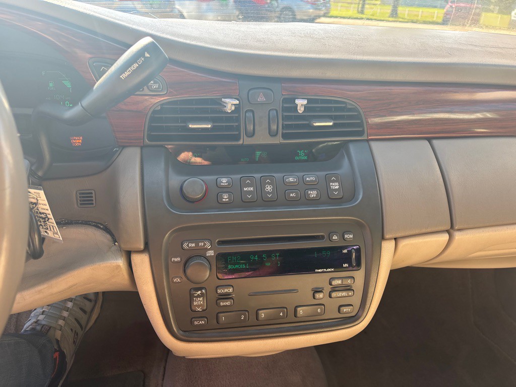 2004 Cadillac DeVille Image 13
