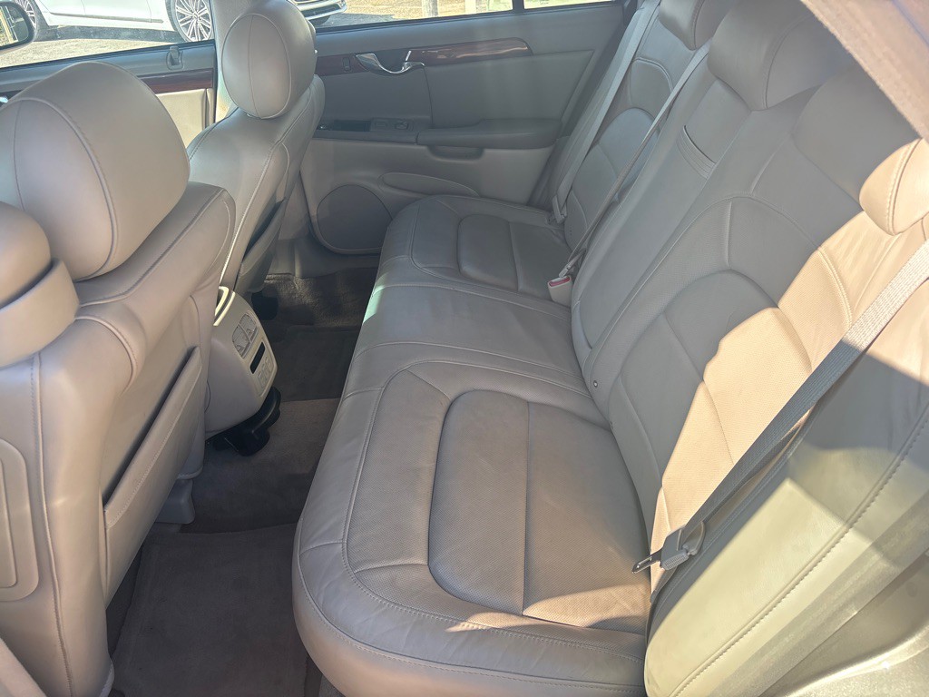 2004 Cadillac DeVille Image 18