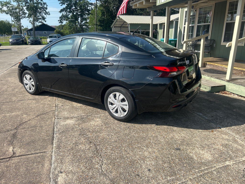 2020 Nissan Versa Image 4