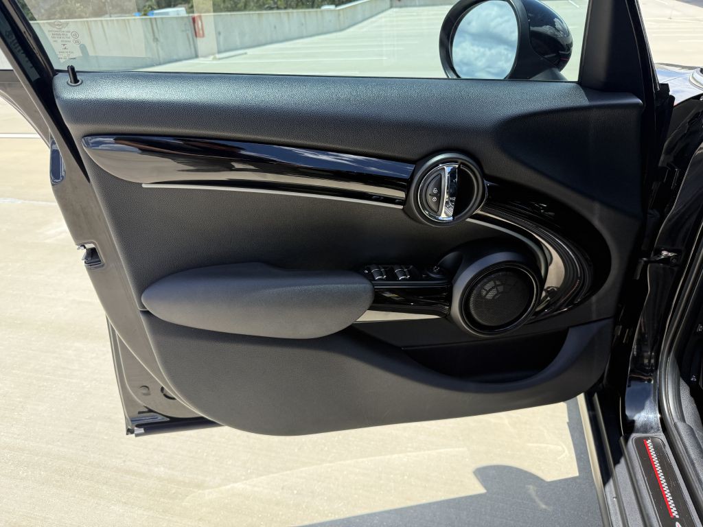 2016 MINI Cooper Image 15