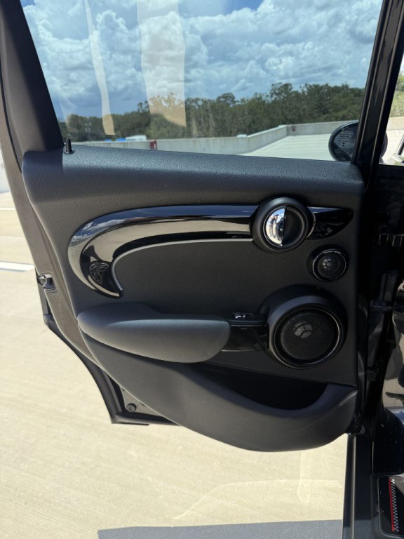 2016 MINI Cooper Image 17