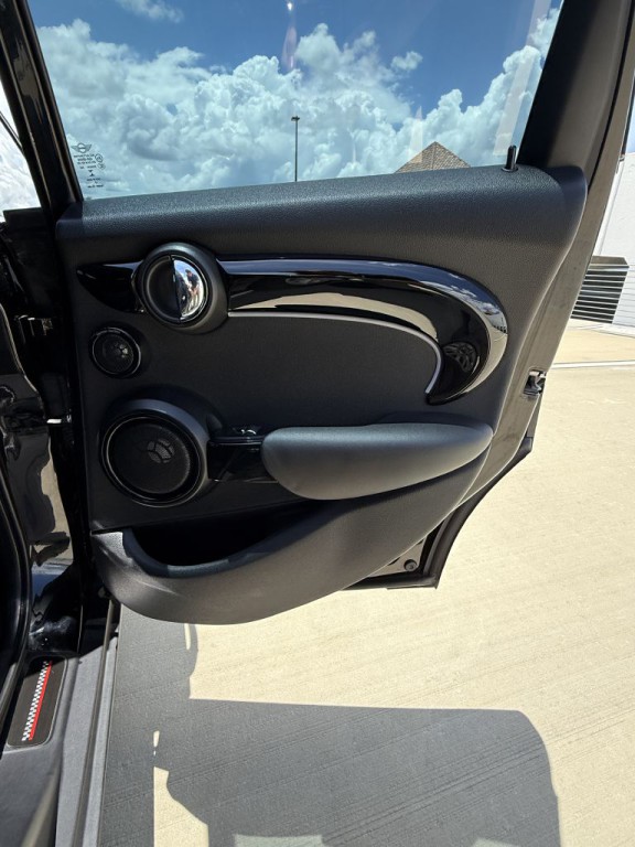 2016 MINI Cooper Image 21