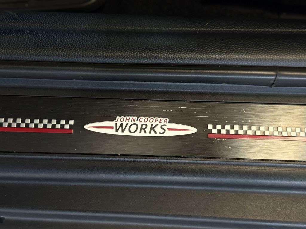 2016 MINI Cooper Image 32