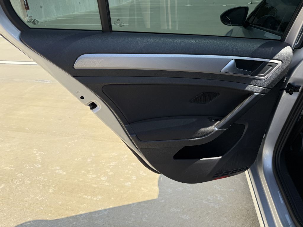2016 Volkswagen Golf Image 17