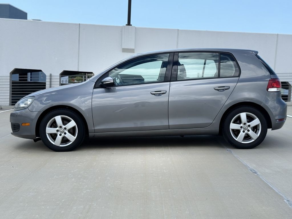 2010 Volkswagen Golf Image 2