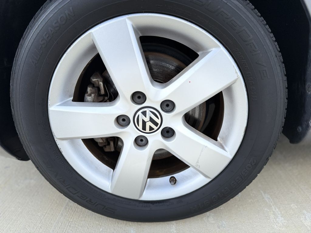 2010 Volkswagen Golf Image 7