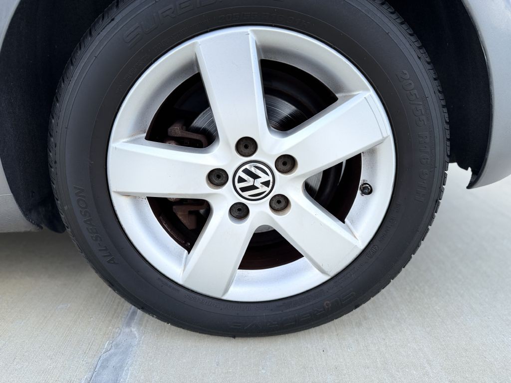 2010 Volkswagen Golf Image 8