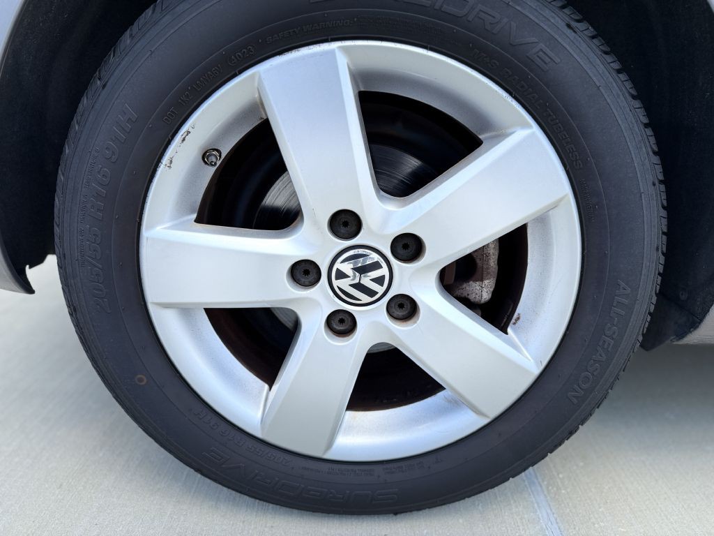 2010 Volkswagen Golf Image 9