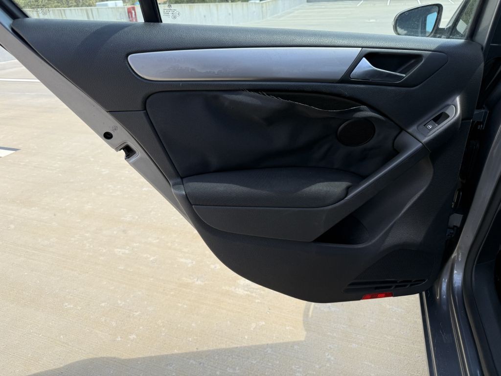 2010 Volkswagen Golf Image 17