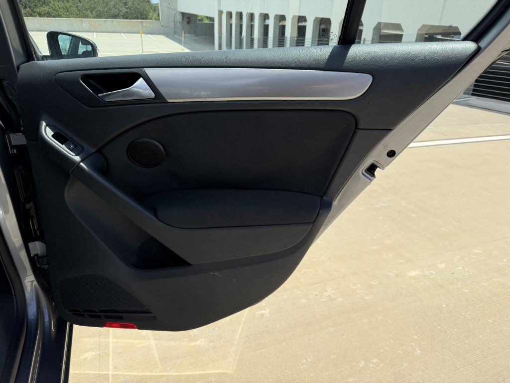 2010 Volkswagen Golf Image 21