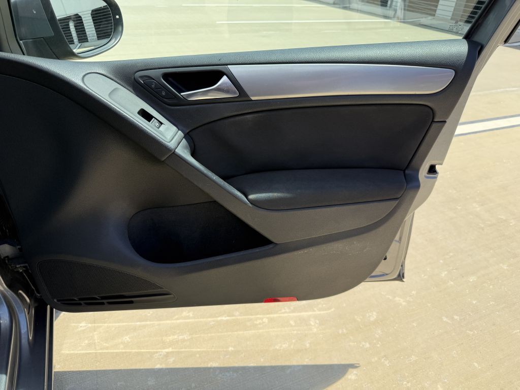 2010 Volkswagen Golf Image 24
