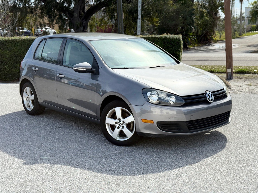 2010 Volkswagen Golf Image 1