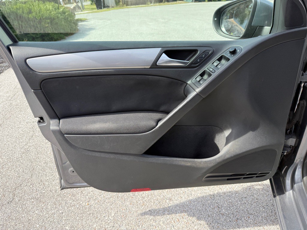 2010 Volkswagen Golf Image 10