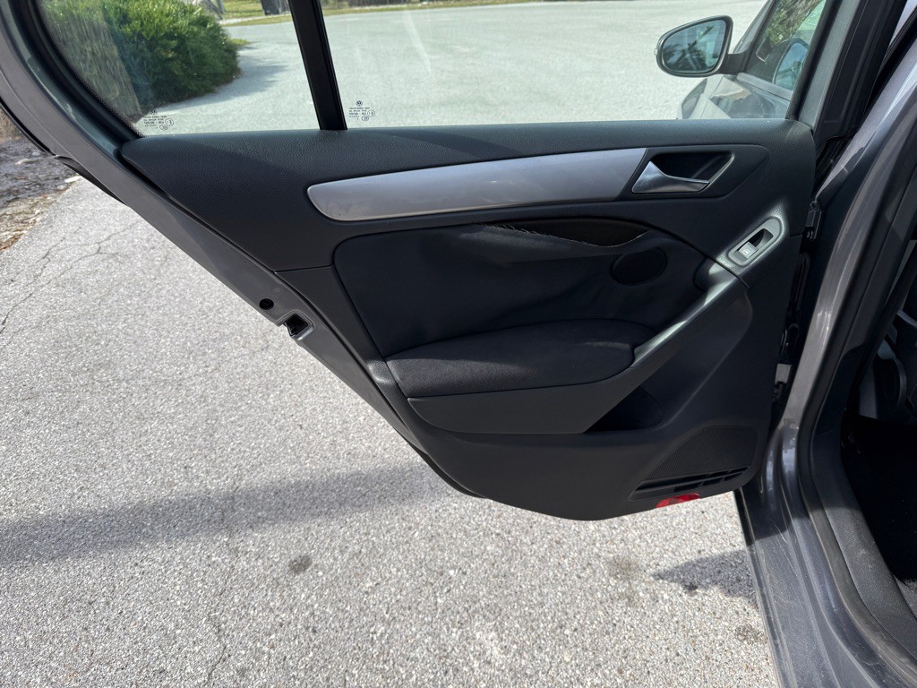 2010 Volkswagen Golf Image 12